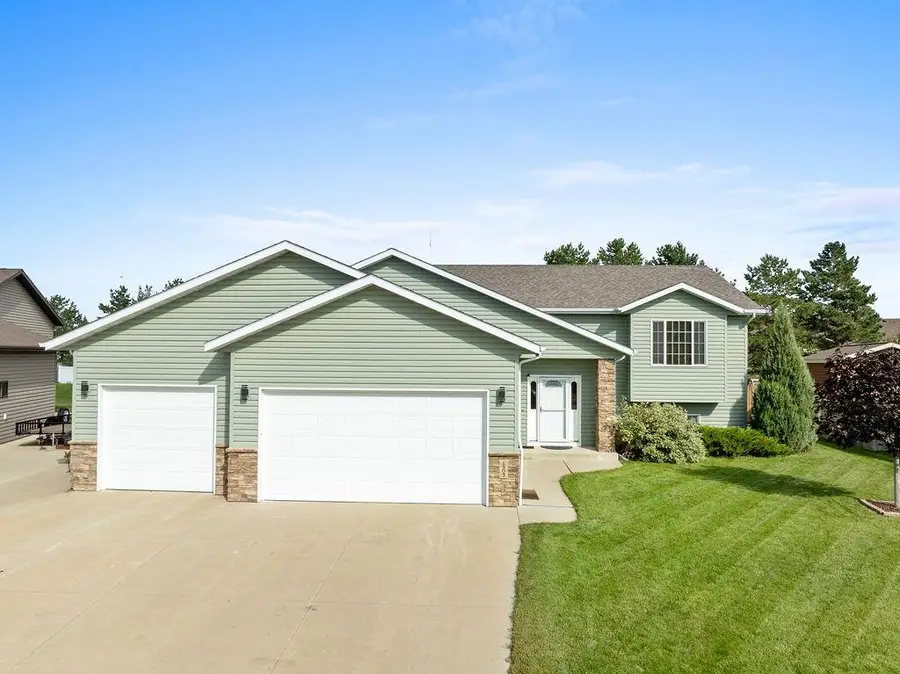 1905 26th St SW, Minot, ND 58701 - #2