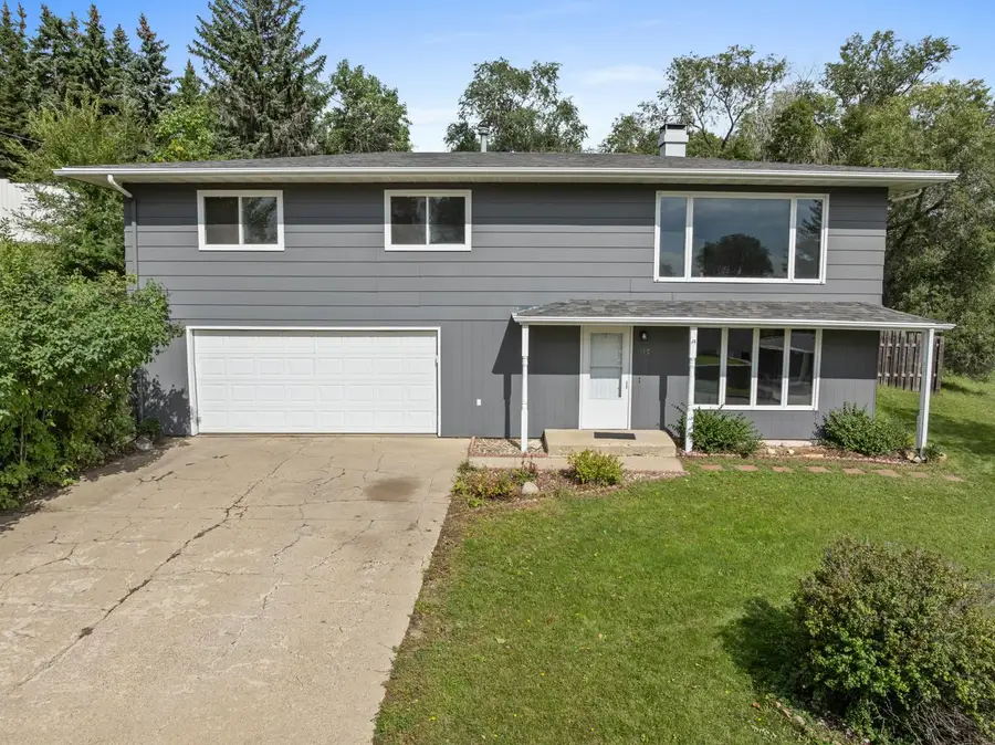 117 13th Ave NE, Minot, ND 58703 - #2