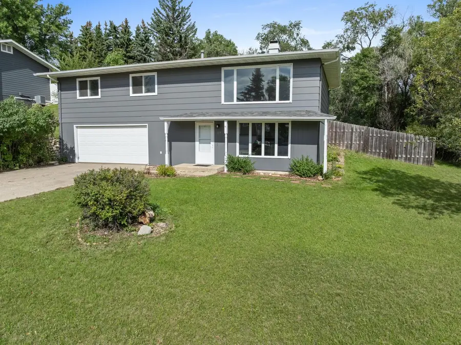 117 13th Ave NE, Minot, ND 58703 - #3