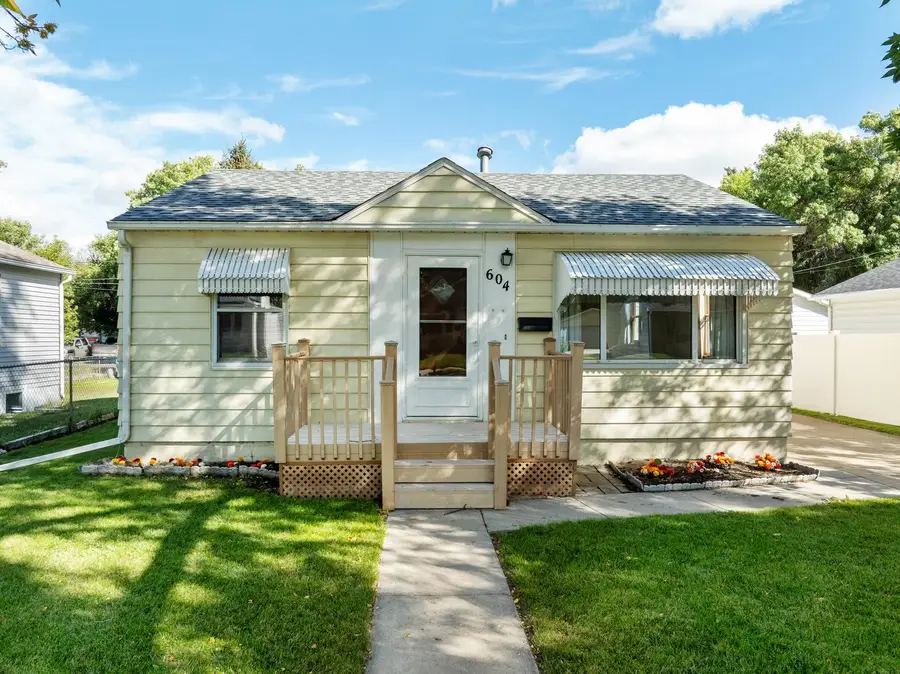 604 19TH ST NW, Minot, ND 58703 - #2