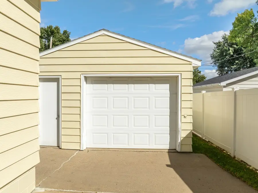 604 19TH ST NW, Minot, ND 58703 - #3