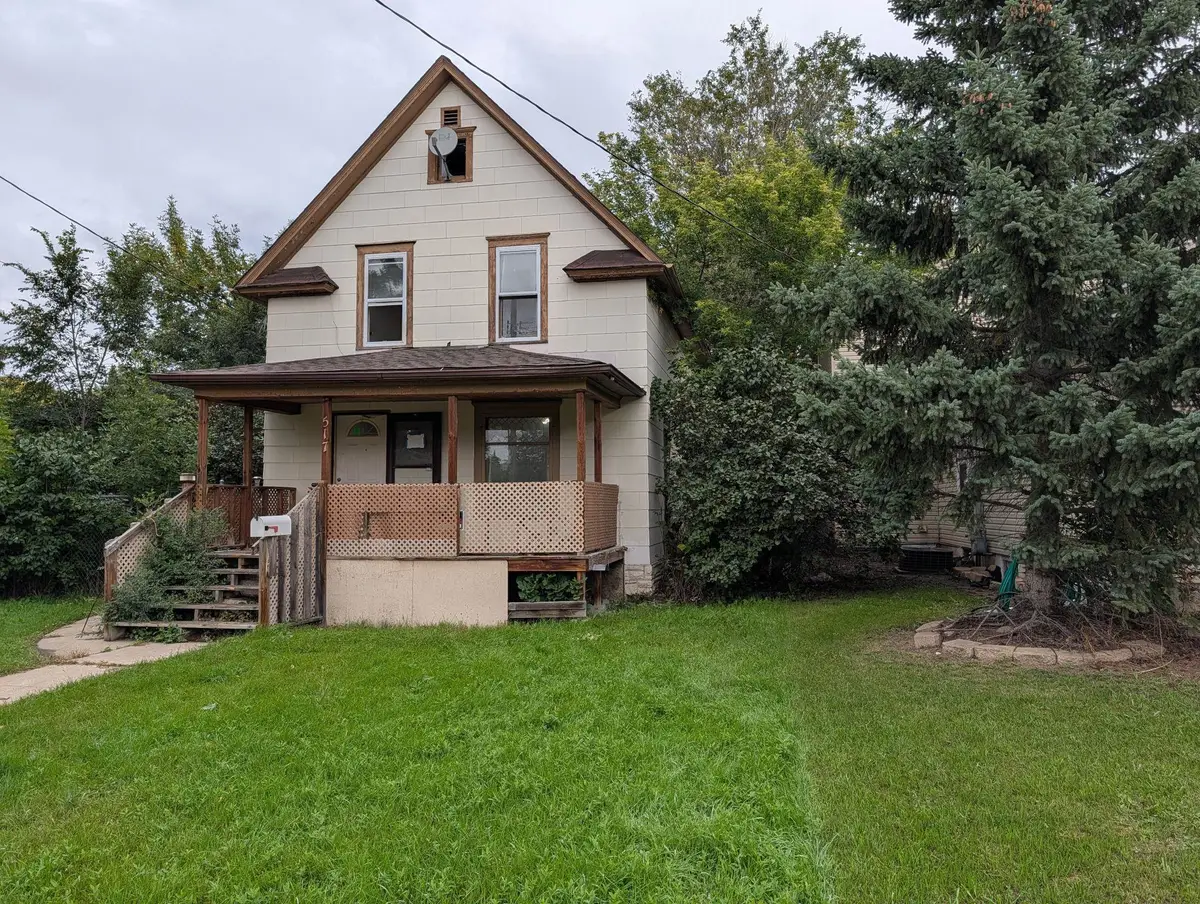517 NE 9th Ave, Minot, ND 58703-0000 - #1