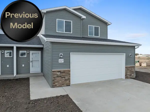 1516 47th Loop SE, Minot, ND 58701