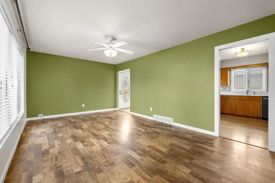1130 5th St NE, Minot, ND 58703 - #2