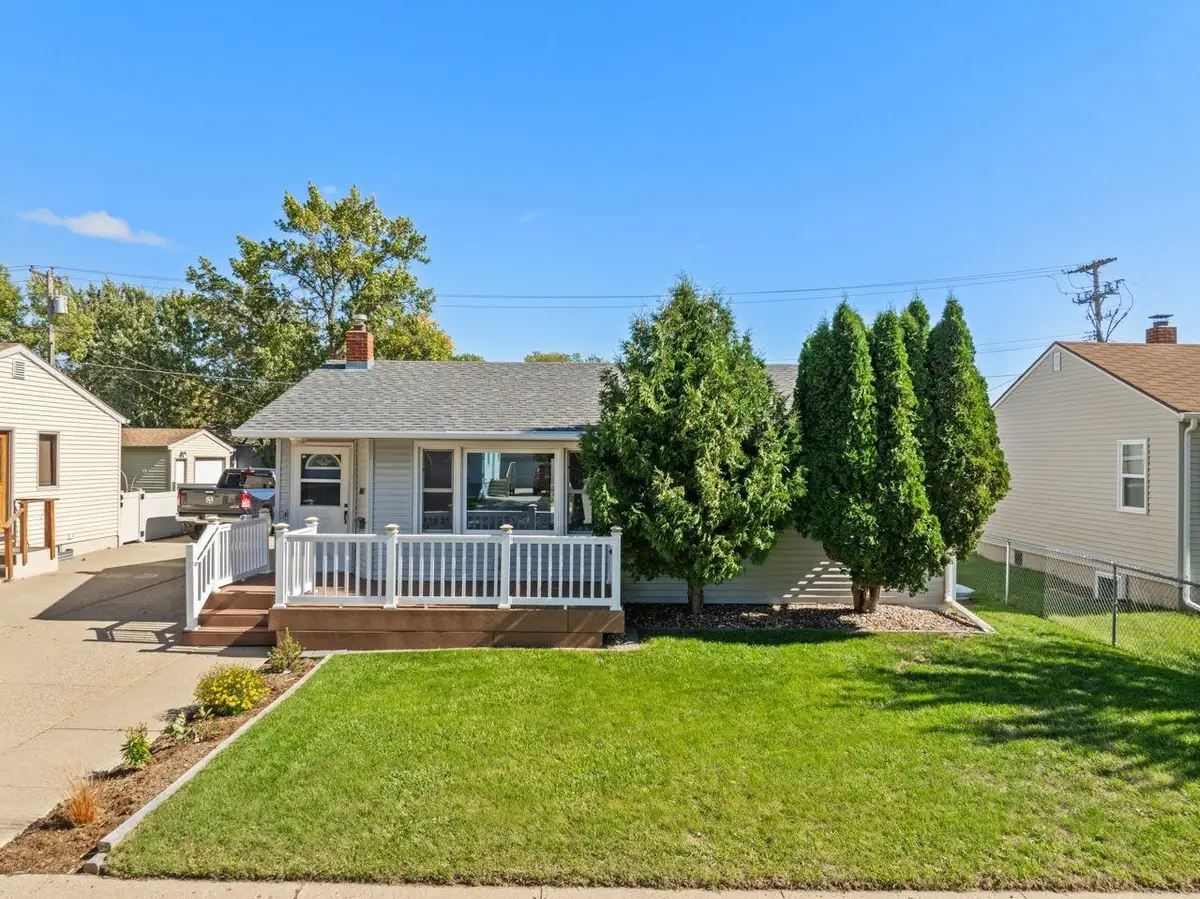 1011 5th St SW, Minot, ND 58701 - #1