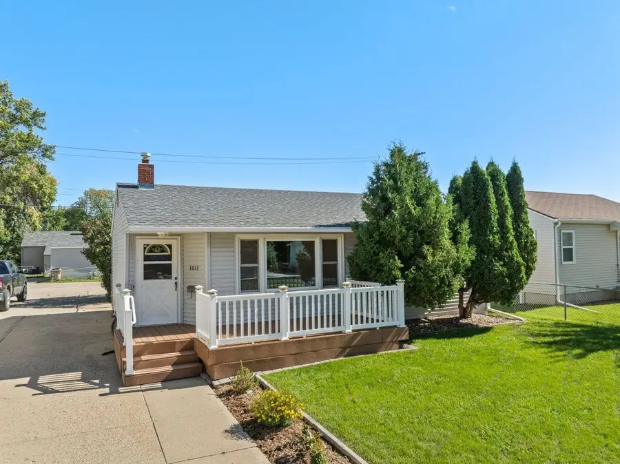 1011 5th St SW, Minot, ND 58701 - #2