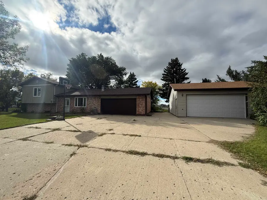1201 NW 25th Place, Minot, ND 58703 - #3