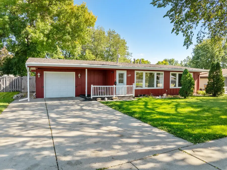 109 24TH ST SW, Minot, ND 58701 - #2