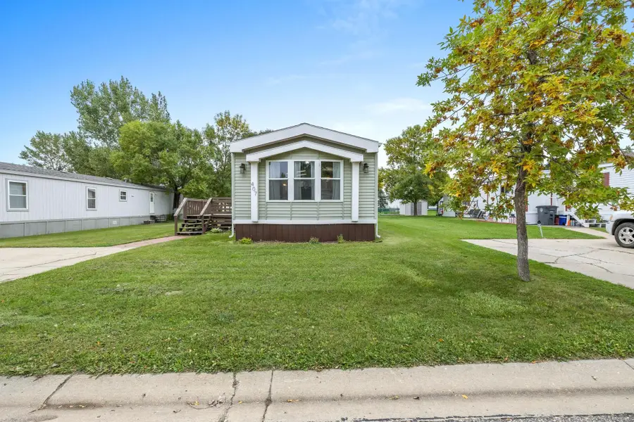406 31st Ave SE, Minot, ND 58701 - #2