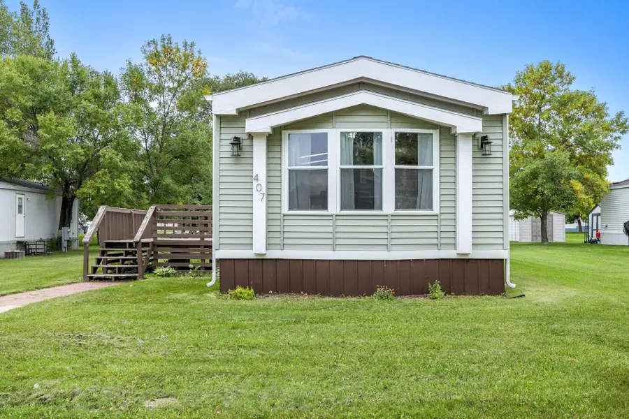 406 31st Ave SE, Minot, ND 58701 - #3