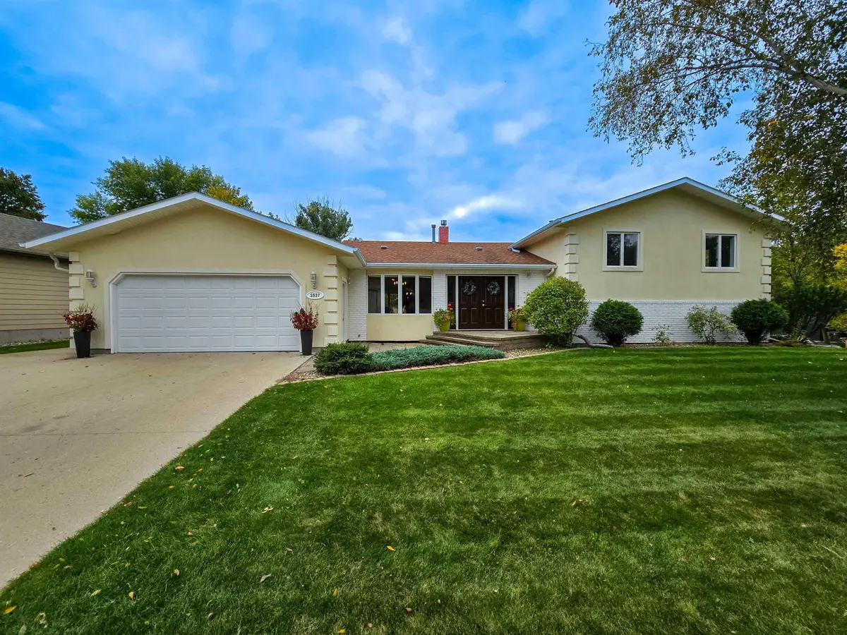 2537 NW 10th Ave, Minot, ND 58703 - #1