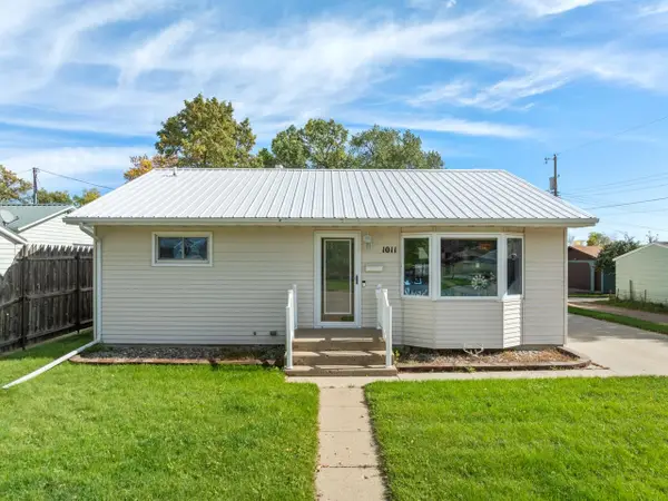 1011 8th St SE, Minot, ND 58701