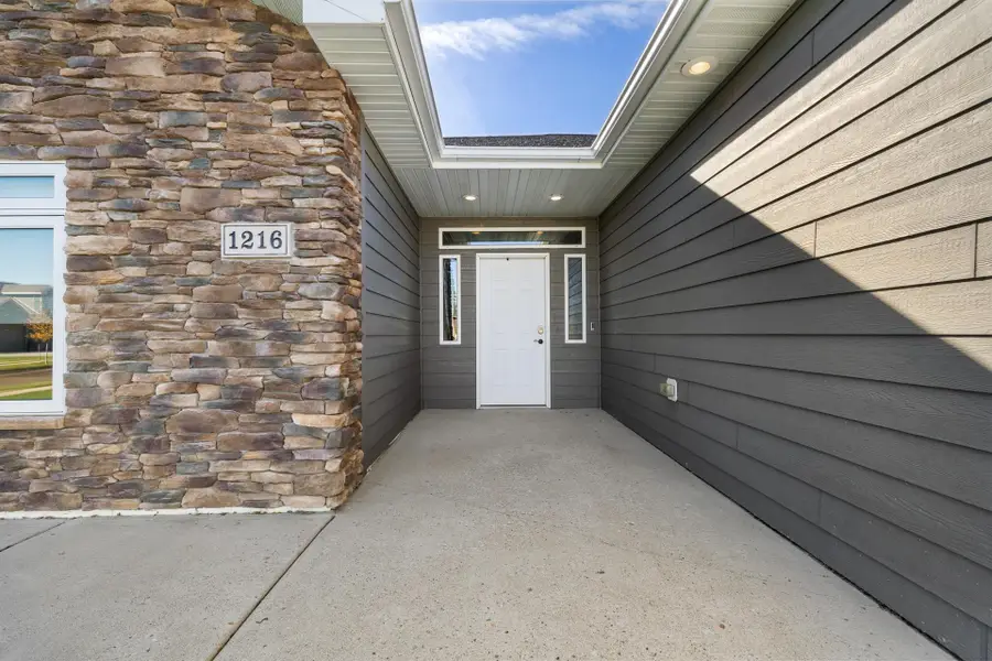 1216 Hiawatha St. SE, Minot, ND 58701 - #2