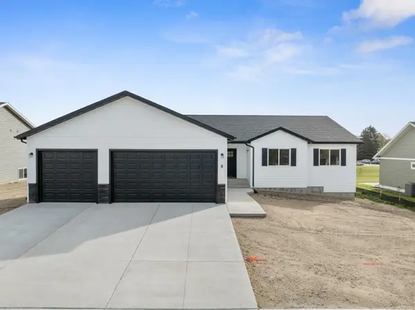 8 27th St NW, Minot, ND 58703