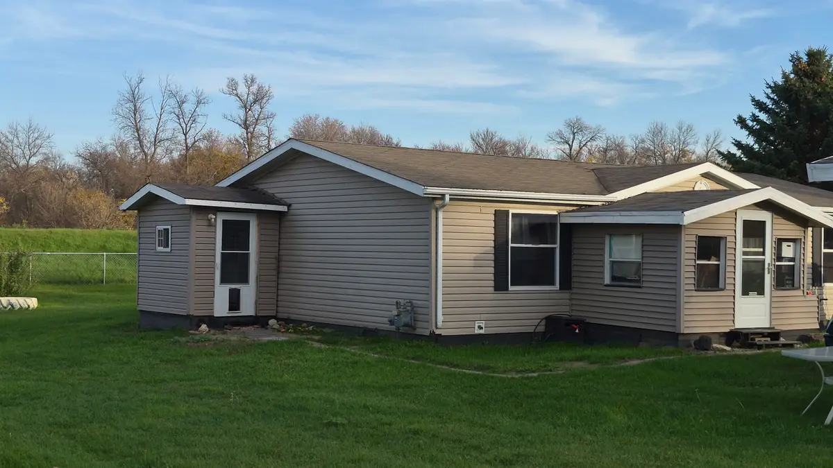 820 65th St NW, Minot, ND 58701 - #1