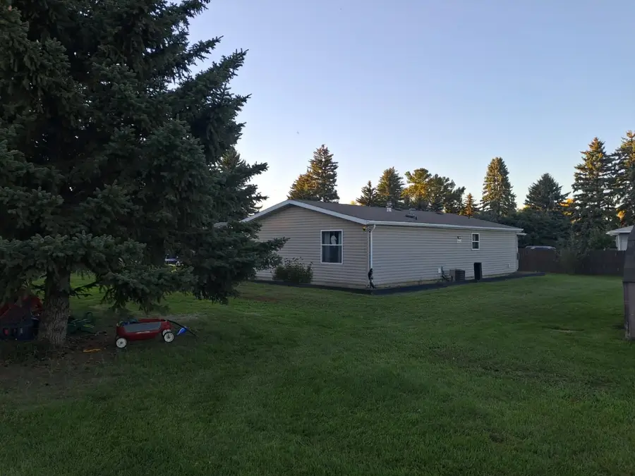 820 65th St NW, Minot, ND 58701 - #2