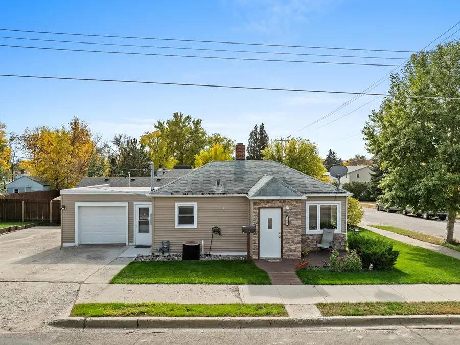 600 NE 10th Ave, Minot, ND 58703 - #2