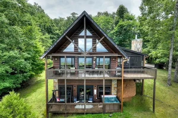 572 Sunrock Mountain Trc, Blue Ridge, GA 30513