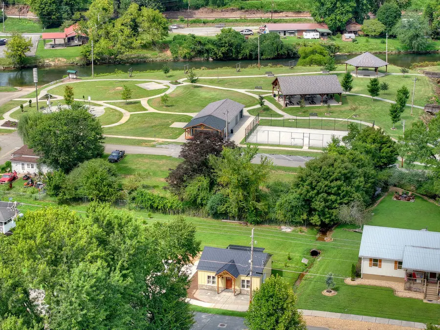 265 E Tennessee Avenue, McCaysville, GA 30555 - #2