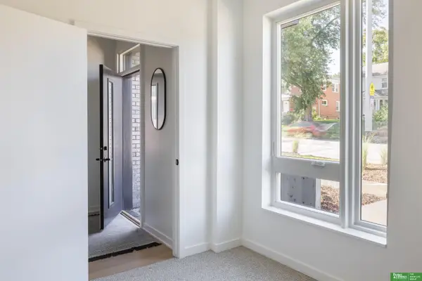 5302 Elmwood Plaza, Omaha, NE 68106