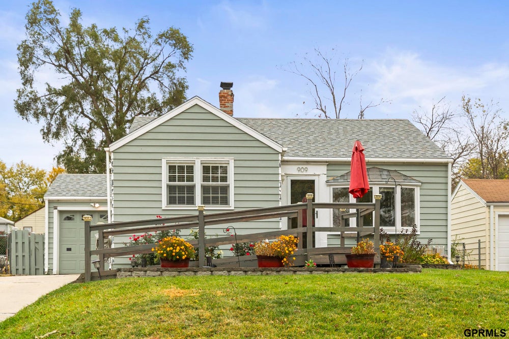 909 Mclaughlin Circle, Bellevue, NE 68005 BHGRE