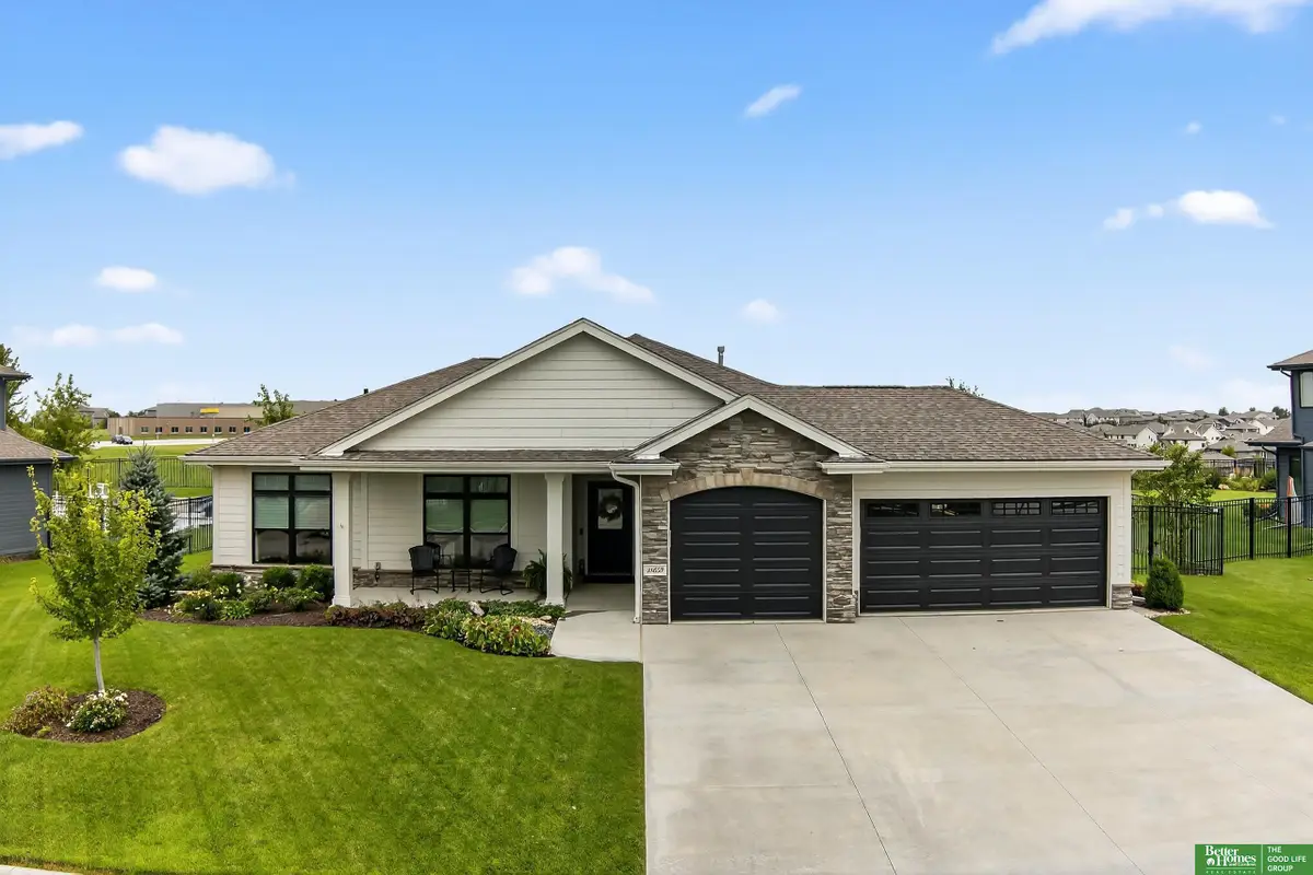 18659 Camelback Avenue, Richland Viii, NE 68136 - Image #1