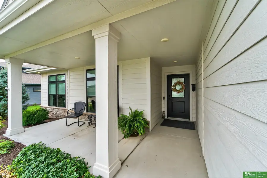 18659 Camelback Avenue, Richland Viii, NE 68136 - Image #2