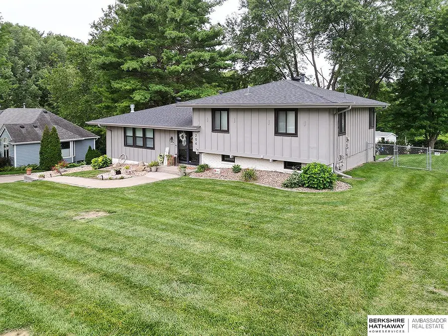 206 Parkview Drive, Council Bluffs, IA 51503 - Image #2