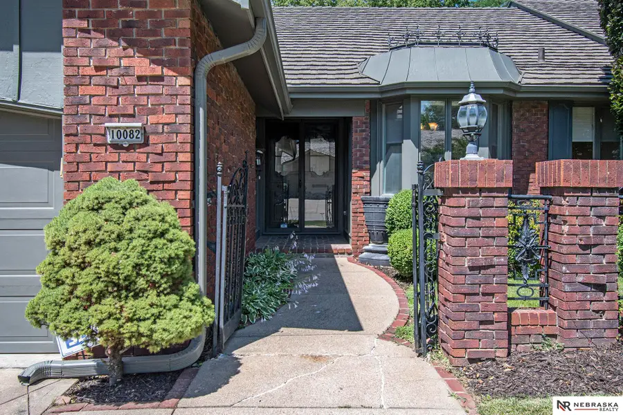 10082 Fieldcrest Drive, Omaha, NE 68114 - Image #2