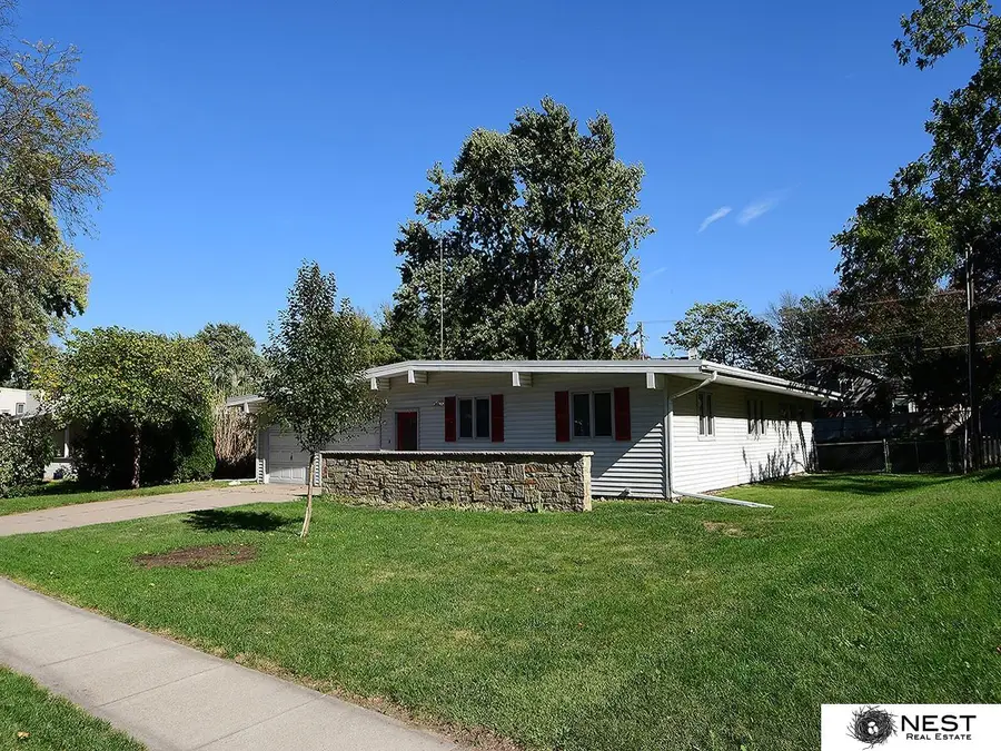 6211 Sunrise Road, Lincoln, NE 68510 - Image #2