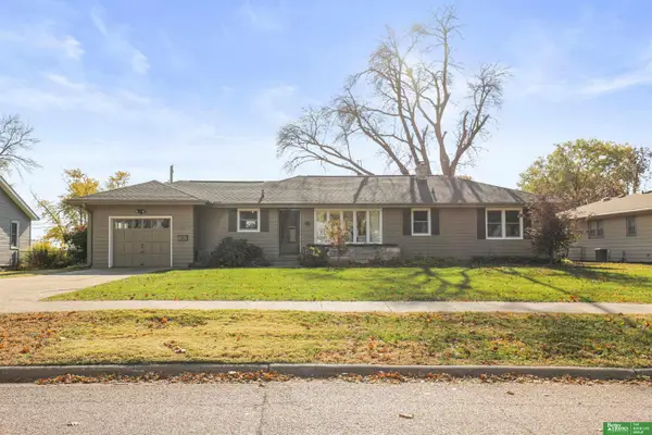 307 Crest Road, Papillion, NE 68046
