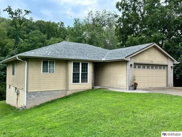 1011 Bradford Drive, Plattsmouth, NE 68048