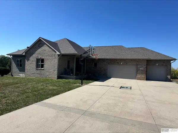 17001 Leisure Court, Hickman, NE 68372