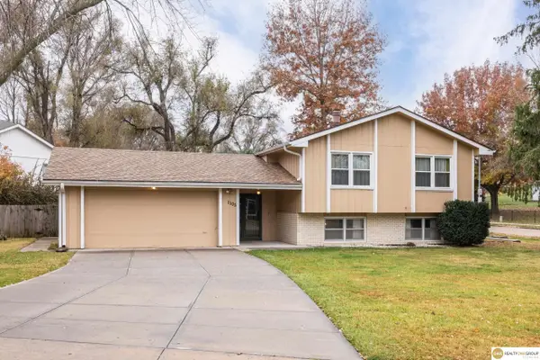 1105 Crest Road, Papillion, NE 68046