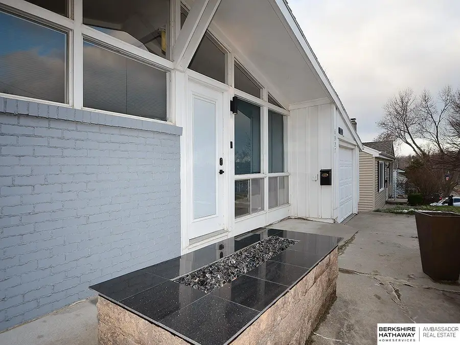 6927 Bedford Avenue, Omaha, NE 68104 - Image #2