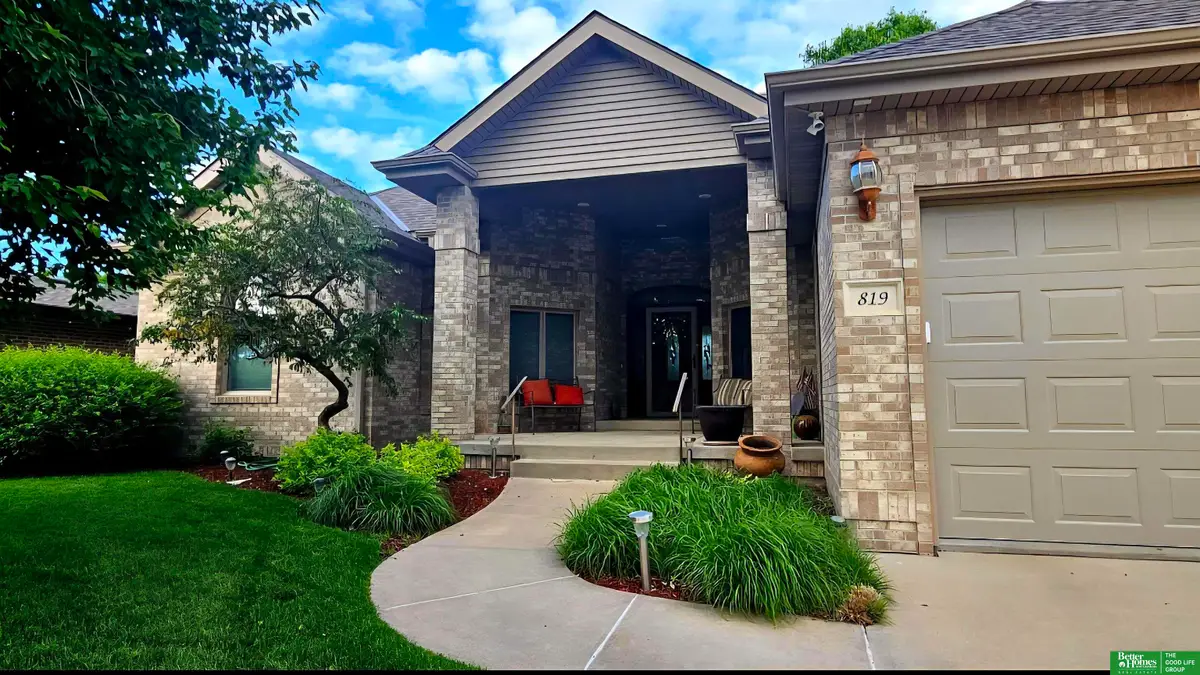 819 S Country Club Avenue, York, NE 68467 - #1