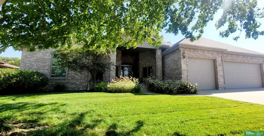 819 S Country Club Avenue, York, NE 68467 - #2