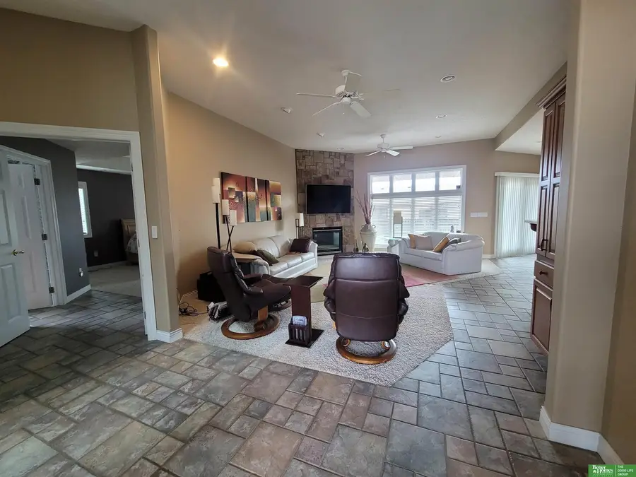 819 S Country Club Avenue, York, NE 68467 - #3