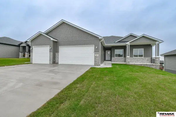1125 Kantor Lane, Hickman, NE 68372