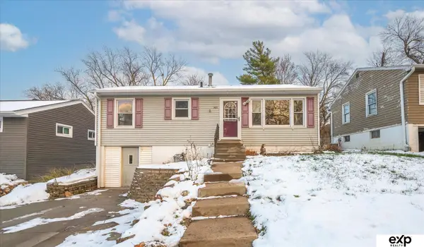 305 Hillcrest Drive, Plattsmouth, NE 68048