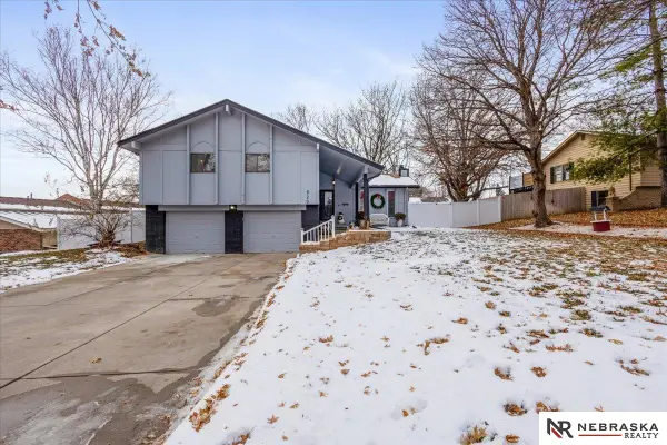 820 N 121st Street, Omaha, NE 68154