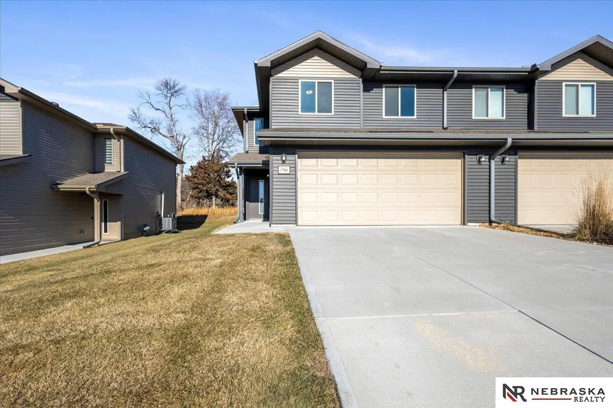 17046 Hawthorne Av, Omaha, NE 68152 - Image #1