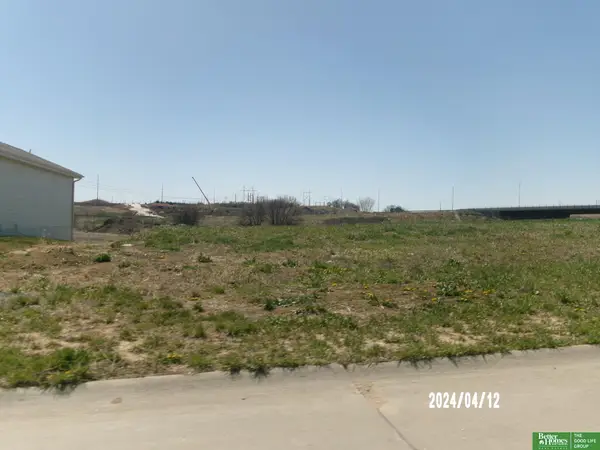 18407 Greenleaf Street, Omaha, NE 68136