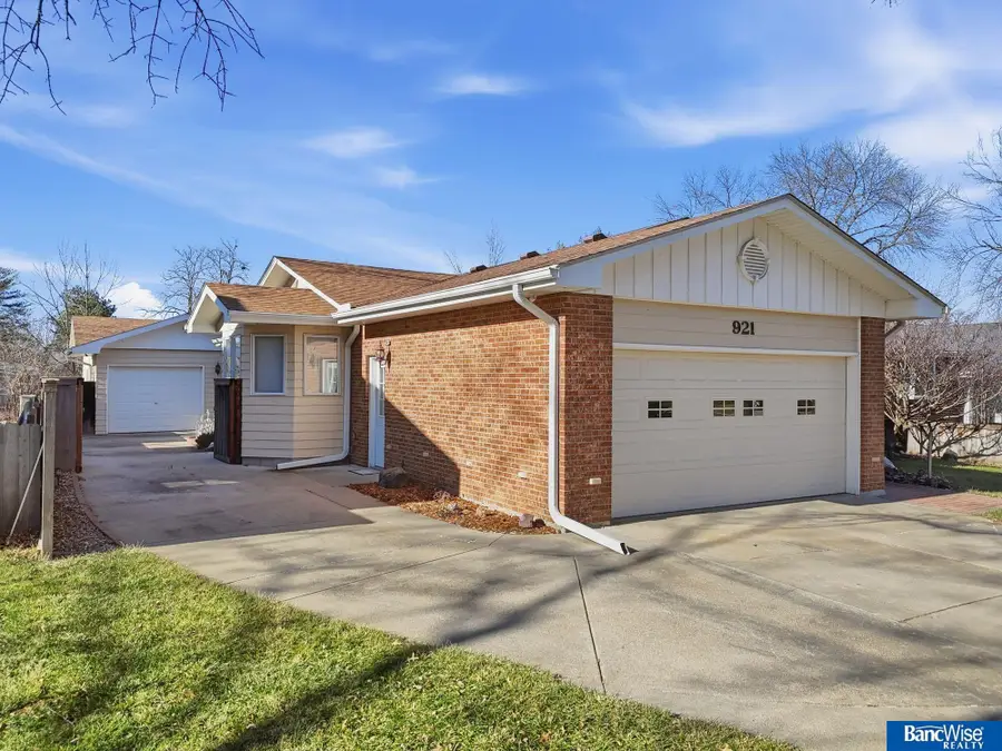 921 Cobblestone Drive, Lincoln, NE 68510 - Image #2
