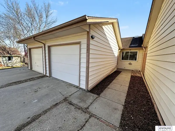 222 Parkside Lane, Lincoln, NE 68521