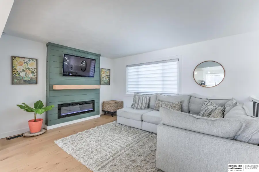 10611 Nicholas Street, Omaha, NE 68114 - Image #3