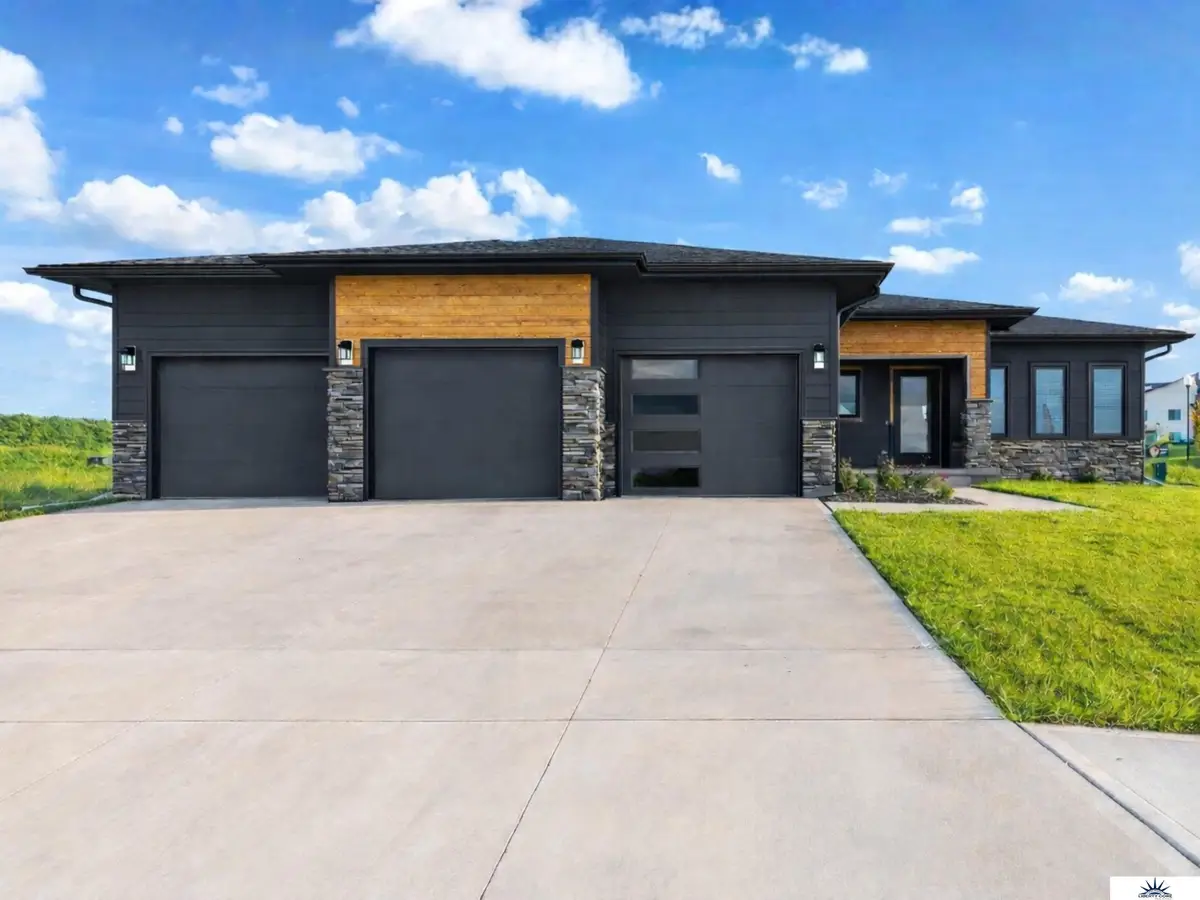 6905 Flint Drive, Papillion, NE 68046 - #1