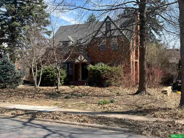 2011 N 55th Street, Omaha, NE 68104