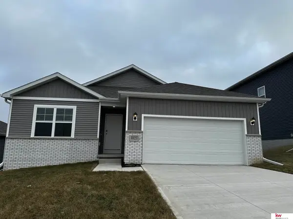 8825 S 185 Street, Gretna, NE 68136