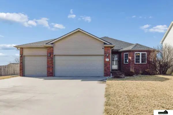 9635 Saint Clement Circle, Lincoln, NE 68526